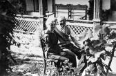 Nagyszülők, Kovács György és Fritz Mária az ozorai ház kertjében, 1958 kl