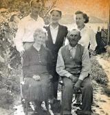 Vasárnap a kertben, Ozora, 1958 kl (elől Fritz Mária és Kovács György; hátul balról Kovács Géza, GOS, Kovács Mária)